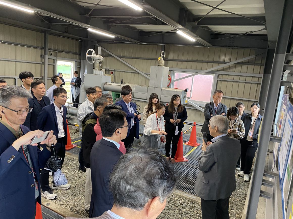 圖 17、參訪團源於苫小牧考察與討論照片-1 圖 17、參訪團源於苫小牧考察與討論照片-1