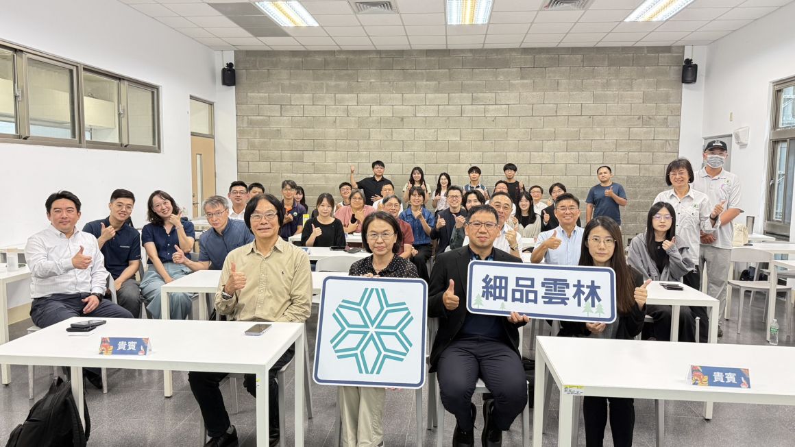 與會貴賓及產官學研代表於研討會合影留念,共同見證智慧水環境監測技術交流成果,攜手邁向智慧治理與永續發展 與會貴賓及產官學研代表於研討會合影留念,共同見證智慧水環境監測技術交流成果,攜手邁向智慧治理與永續發展
